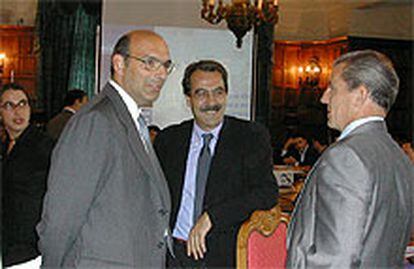 De izquierda a derecha, Abril Martorell, Emilio Ontiveros y el vicepresidente del Banco Mundial Manuel Conthe.