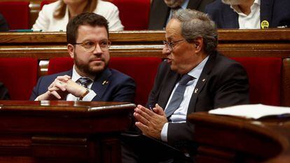 El vicepresidente de la Generalitat, Pere Aragonès, habla con el presidente, Quim Torra. 