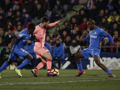 Messi trata de marcharse de dos rivales en el duelo del Coliseum.