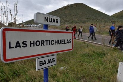 Vista del dispositivo de búsqueda que intenta localizar al niño de 8 años cuyo rastro se perdió el martes en Las Hortichuelas, en Níjar (Almería), el 1 de marzo de 2018.