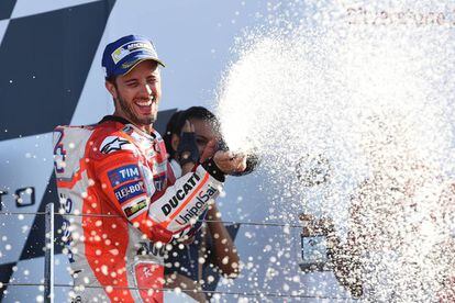 Dovizioso celebra la victoria en el podio de Silverstone.