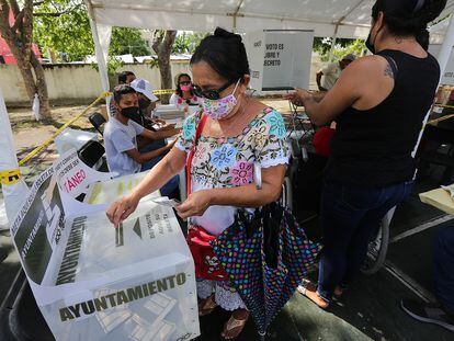 Una mujer vota en Cancún, Quintana Roo, durante las elecciones al ayuntamiento del pasado 6 de junio de 2021.