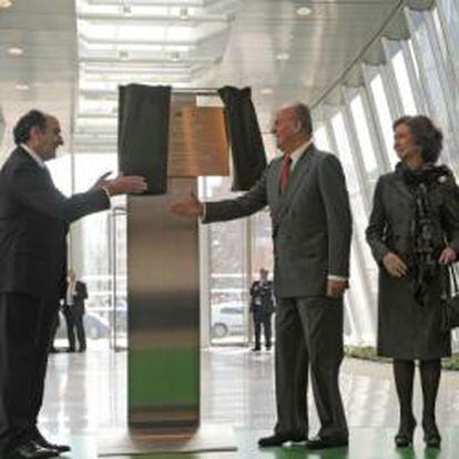 Los Reyes inaugurando la Torre Iberdrola junto el José Manuel Soria, ministro de Industria, Comercio y Turismo