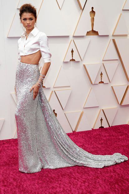 Zendaya, actriz de Dune, nominada a mejor película, espectacular con un conjunto de Valentino de camisa corta y falda de lentejuelas. Las joyas son de Bvlgari.