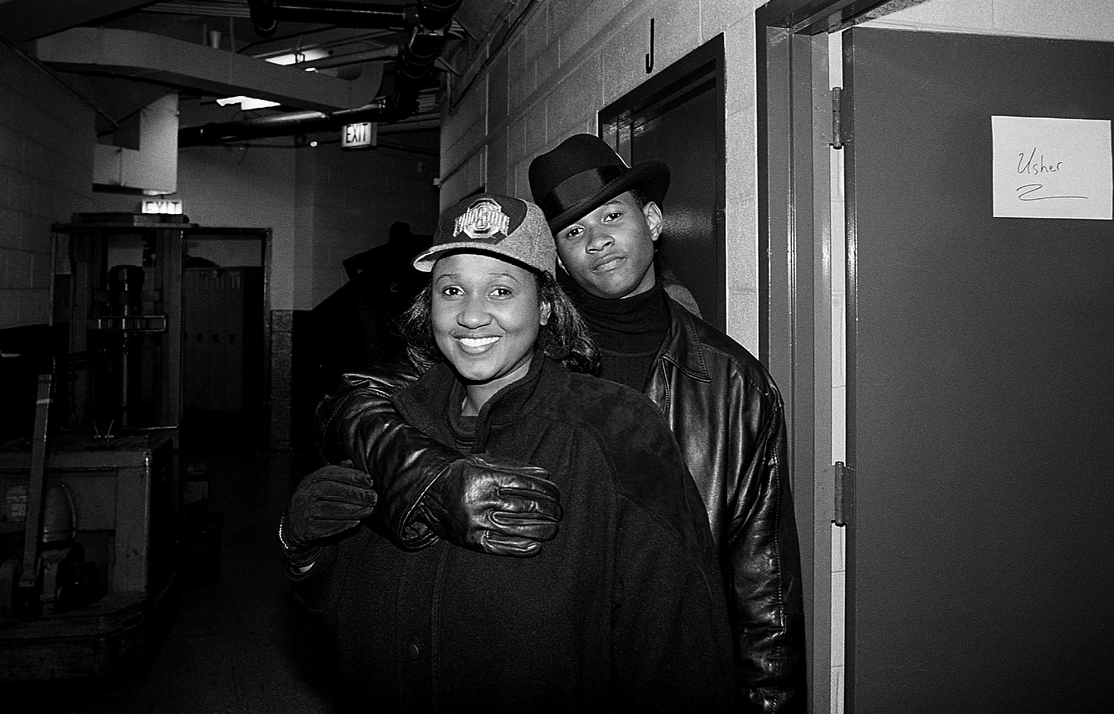Usher y su madre Jonetta Patton en Chicago, Illinois, en diciembre de 1994.  