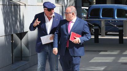 El comisario jubilado José Manuel Villarejo acude a la Audiencia Nacional junto a su abogado, el pasado septiembre.