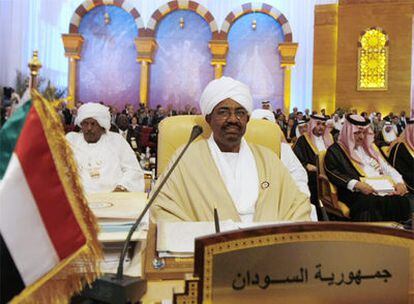 El presidente sudanés, Omar Hasan al Bashir, atiende en la inauguración de la cumbre árabe de Doha.