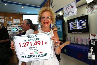 Mari Ángeles Torregrosa, propietaria de la administración de Lotería, que le selló la Bonoloto ganadora a una vecina de un barrio de Alicante.