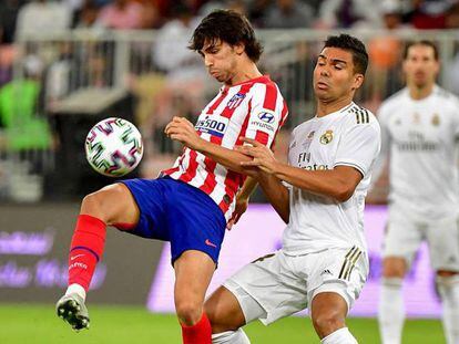 João Félix y Casemiro en una acción del partido.