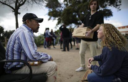 Un inmigrante indocumentado de M&eacute;xico conversa con una voluntaria en San Diego. 