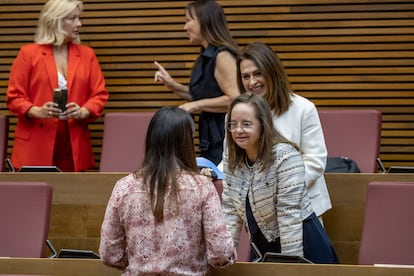 Con sus compañeras diputadas, en su primera sesión, el pasado miércoles. 