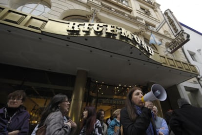 Protesta contra el cierre del Richmond a las puertas del café bonaerense.