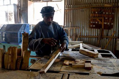 Manasbot Tesfaye, de 30 años y sordomudo, trabaja en el taller lijando los soportes de los cepillos hasta dejarlos suaves como la seda.