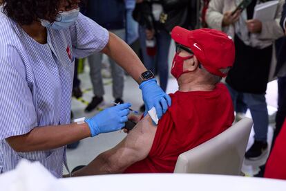 Una sanitaria vacuna a un hombre con la tercera dosis de la covid-19, en la residencia de mayores Vista Alegre, Madrid, este miércoles.