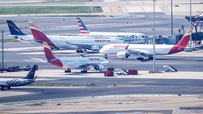 Varios aviones en el aeropuerto Adolfo Suárez de Madrid.