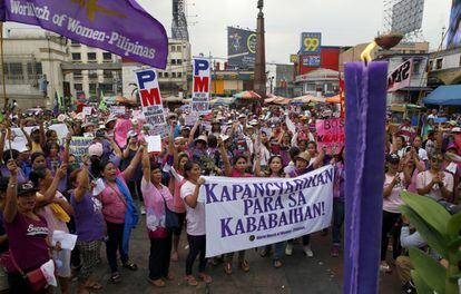 Numerosos participantes marchan en una protesta por el Día Internacional de la Mujer, en Manila (Filipinas).