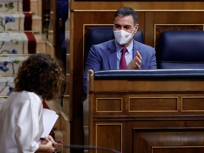 El presidente del Gobierno, Pedro Sánchez, aplaude la intervención de la ministra María Jesús Montero, este jueves en el Congreso de los Diputados.