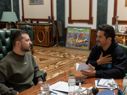 Volodímir Zelenski y el actor Orlando Bloom, embajador de Unicef, en Kiev el 26 de marzo de 2023.