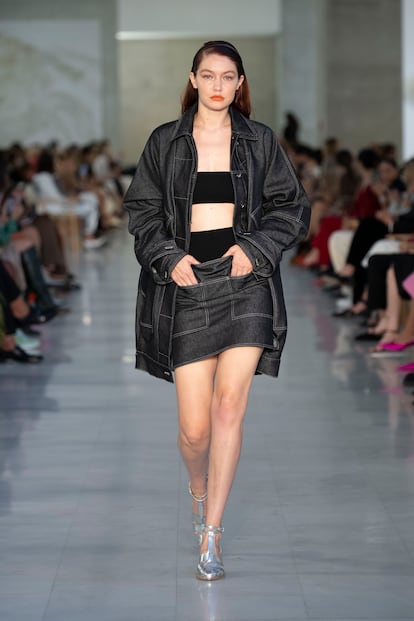 Gigi Hadid se muestra para Max Mara en la Semana de la Moda de Milán 2021.