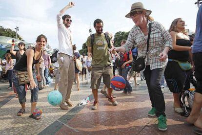 Un grupo de personas protestan en la plaza de cataluña botando pelotas contra las votaciones electorales