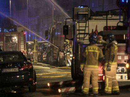 Bombers en l'incendi de Badalona.