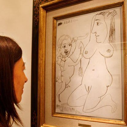 Una joven contempla 'Nu agenouillé et amour', una de las 35 obras de Picasso realizadas entre 1898 y 1971