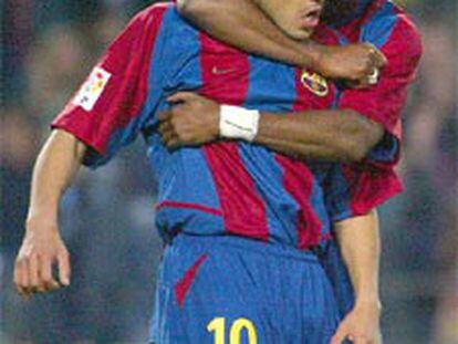 Kluivert se abraza a Riquelme tras uno de los goles.