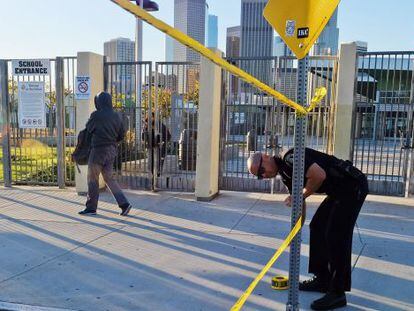 Un agente coloca un cordón policial, este martes en un instituto de Los Ángeles.