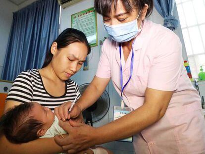 Un bebé recibe una vacuna en la región china de Guangxi.
