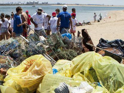 Recogida de residuos en una playa dentro del proyecto Mares Circulares de Coca-Cola. 