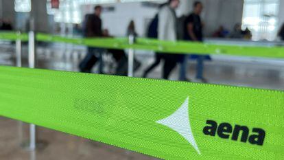 El logotipo de Aena en la Terminal 4 del aeropuerto de Madrid-Barajas.