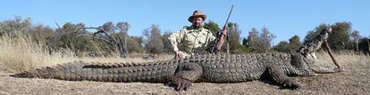 El doctor Juan Luis Maestro de León, el de la polémica por el cobro a un paciente de la sanidad pública, tiene una faceta menos conocida. En 2009, en un safari en Sudáfrica, cerca de la frontera con Botsuana, cobró el cocodrilo que aparece con él en la foto, algo que, como señala en una web cinegética, siempre había soñado hacer.