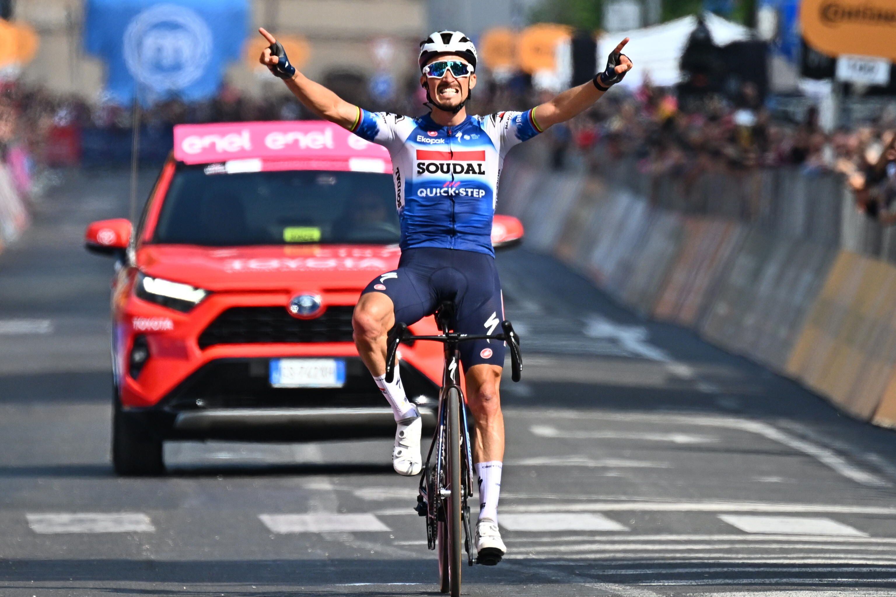 Alaphilippe responde a su patrón con una victoria en solitario en la etapa del Giro