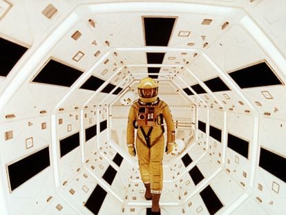 El actor estadounidense Gary Lockwood en el set de 2001: Odisea en el espacio, escrita y dirigida por Stanley Kubrick.