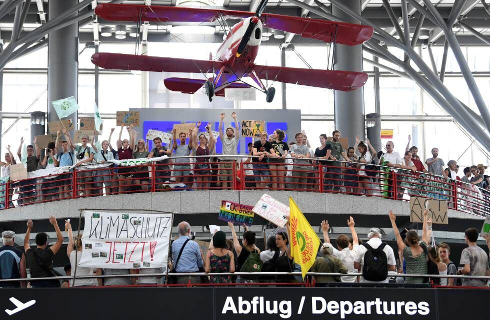 Manifestantes del movimiento ‘Viernes por el Futuro’, en Stuttgart el 26 de julio.