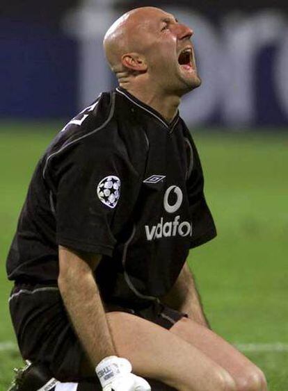 Barthez se lamenta durante un partido en su etapa en el Manchester.