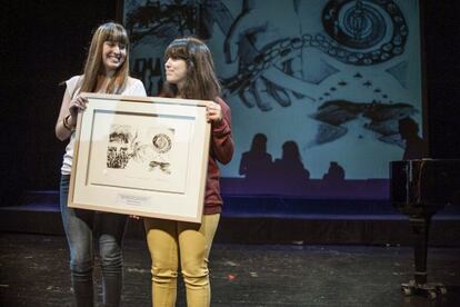 Las hijas de Otegi y Eguiguren recibiendo el premio de sus respectivos padres, en Gernika.