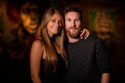 Fotografía cedida hoy de Lionel Messi y Antonella Roccuzzo antes de su boda.