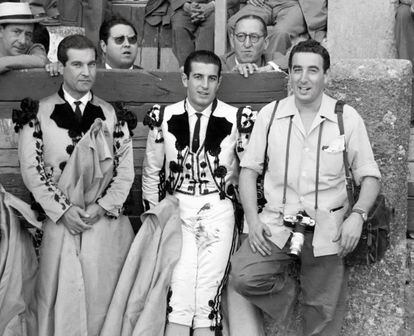 Pepe Arjona, cámara al hombro, junto a Antonio Ordóñez y Antonio Bienvenida, en una imagen fechada en Ronda el 9 de septiembre de 1958.