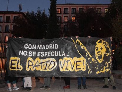 Manifestantes en Dos de Mayo en apoyo al Patio Maravillas.