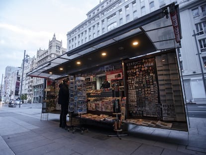 Un quiosco de prensa en la Gran Vía de Madrid.