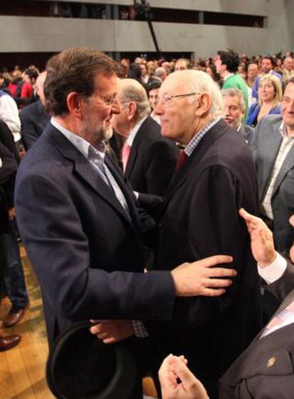 Rajoy saluda a José Manuel Beccaria (derecha), en un mitin en Santiago en abril de 2010.
