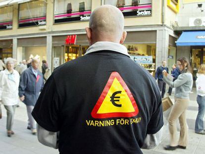 Un activista sueco porta una camiseta alertando contra el euro.