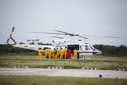 Trabajadores de Pemex abordan un helicóptero.