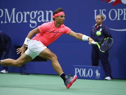 Nadal persigue una bola de Rublev.