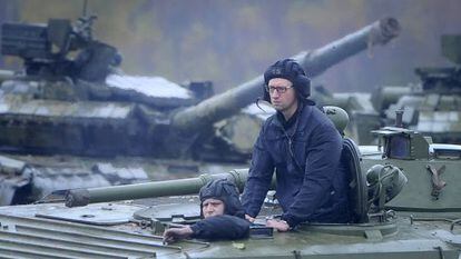 En la imagen, el primer ministro ucranio, Arseni Yatseniuk (de pie), ayer en unas maniobras.