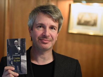 El escritor franc&eacute;s &Eacute;ric Vuillard sostiene su novela &#039;L&#039;Ordre du Jour&#039;, por la que ha ganado el Premio Goncourt 2017.