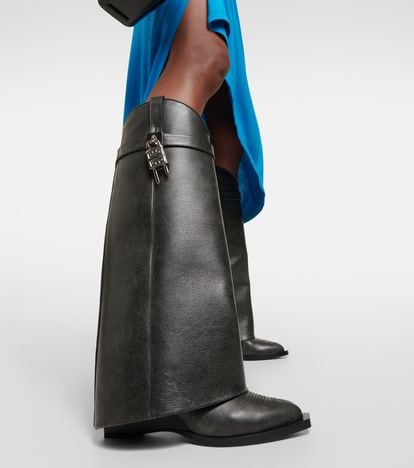Givenchy adapta su esencia al estilo western en estas exageradísimas botas de piel con caña acampanada. Una compra irresistible que respira rock’n’roll y elevará tus outfits de este otoño. 2.295 euros