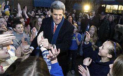 John Kerry saluda a sus seguidores en Virginia.