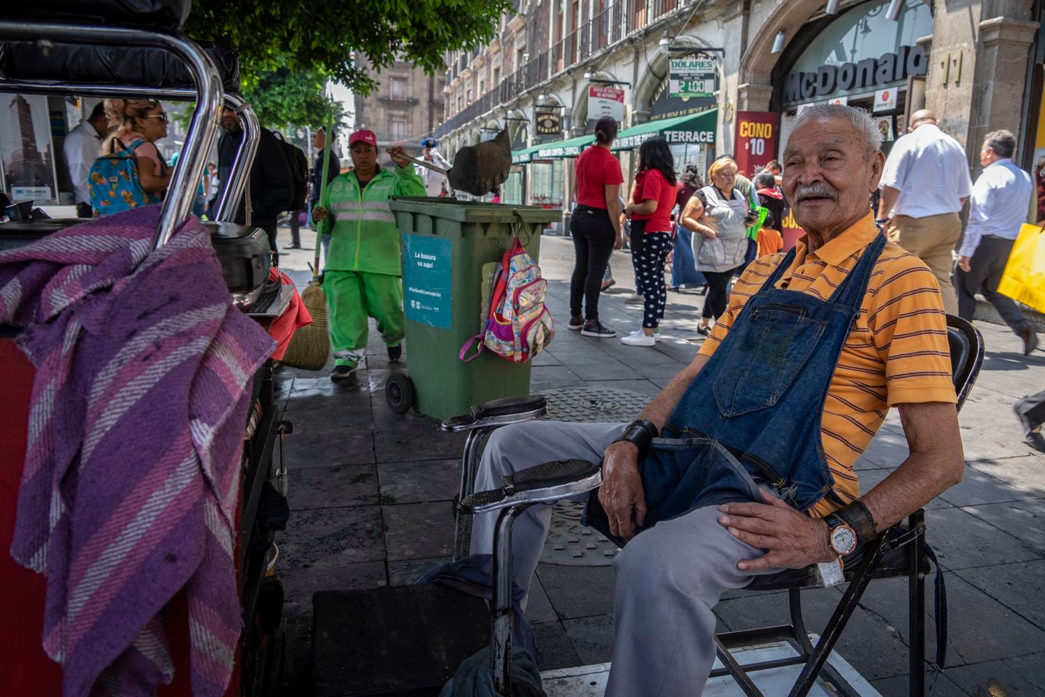 José Luis Hernández, limpiabotas de 88 años, en el Centro de la Ciudad de México durante la crisis del coronavirus.